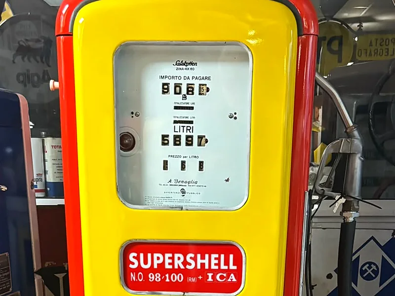 Lo stesso distributore dopo il restauro, in livrea Shell Supershell
