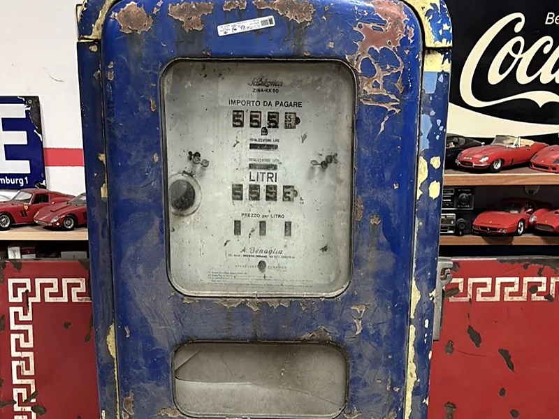 Il distributore Benaglia prima del restauro, con la vernice blu consumata