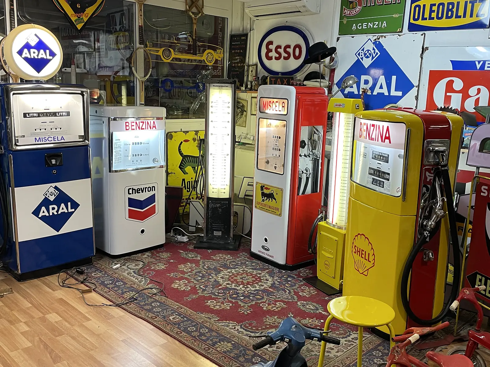 La sala della collezione con i distributori di benzina restaurati e le insegne d'epoca